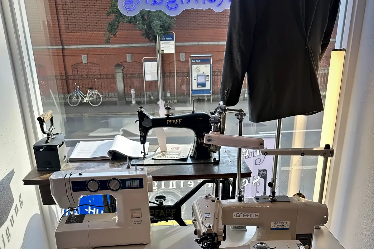 Eine alte Pfaff-Nähmaschine im Fenster, gegenüber die Rote Fabrik