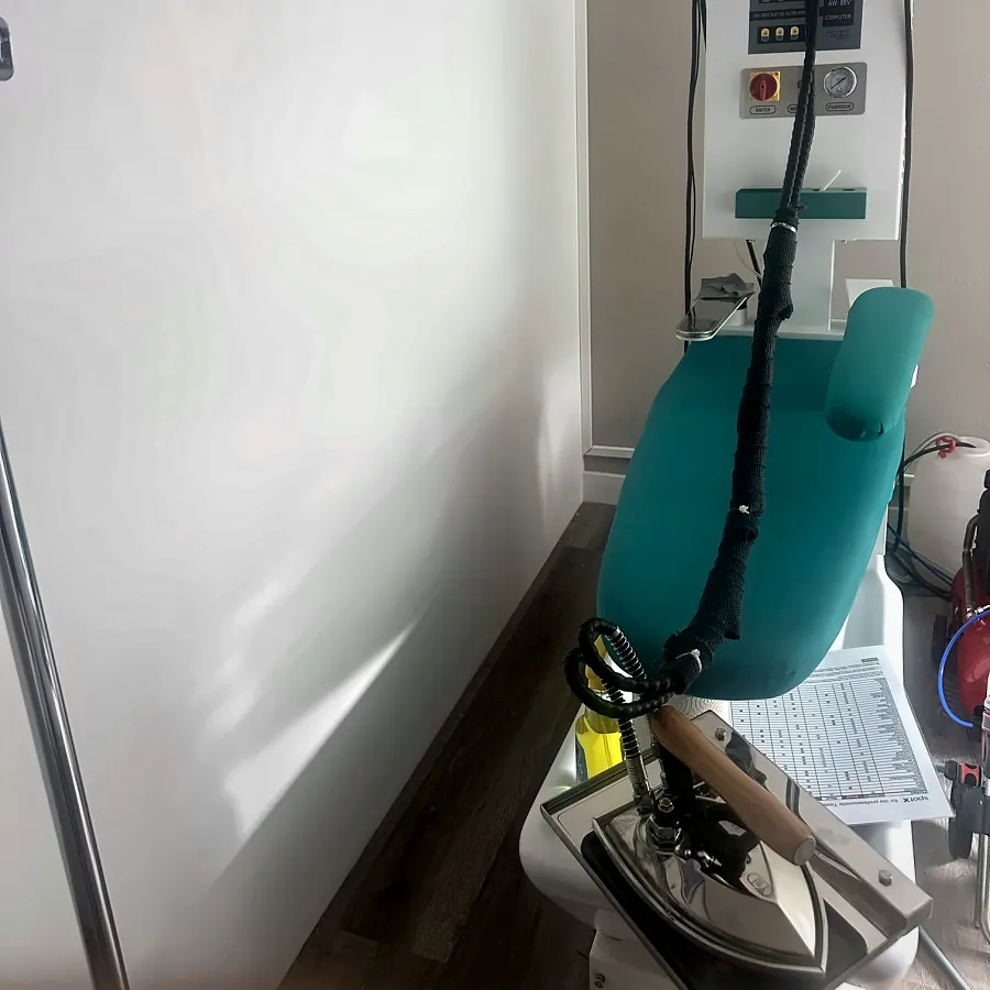 Das Dampfbügeleisen und der Bügeltisch