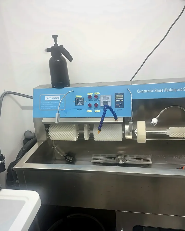 Die Schuhwaschmaschine mit ihren Bürsten