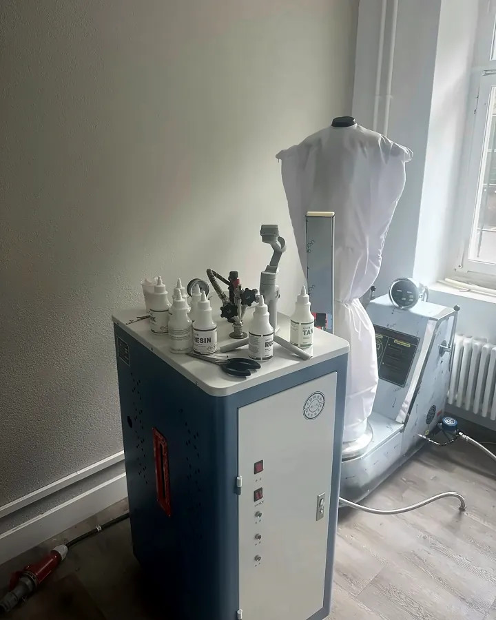 Detachur-Station und Dampfpuppe im Atelier