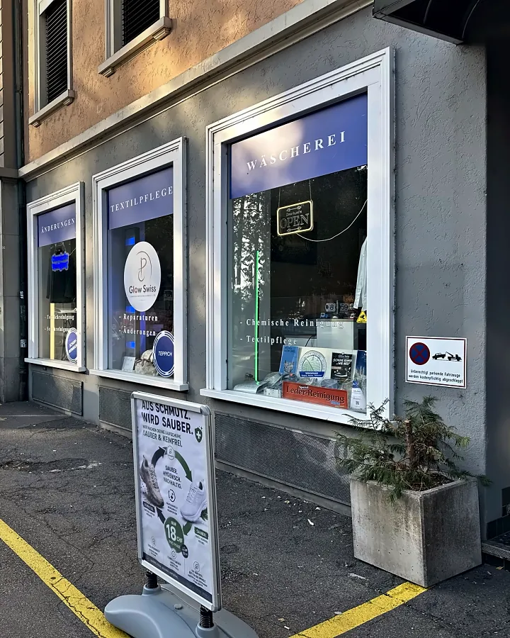 Die Ladenfront von Glow Swiss an der Seestrasse 410, Zürich