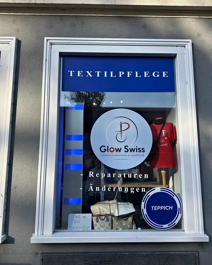 Das Schaufenster von Glow Swiss an der Seestrasse mit dem Schild Textilpflege